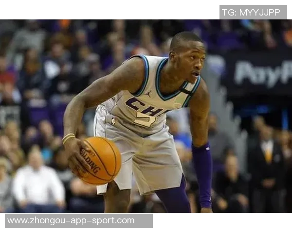 美媒发布AI合成图罗齐尔庭审前手铐黄蜂连帽衫造型引关注 美媒发布AI合成图罗齐尔庭审前手铐黄蜂连帽衫造型引关注